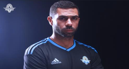 على طريقة الكبار.. بيراميدز يقدم "الجوكر" فتحي للجماهير (فيديو)